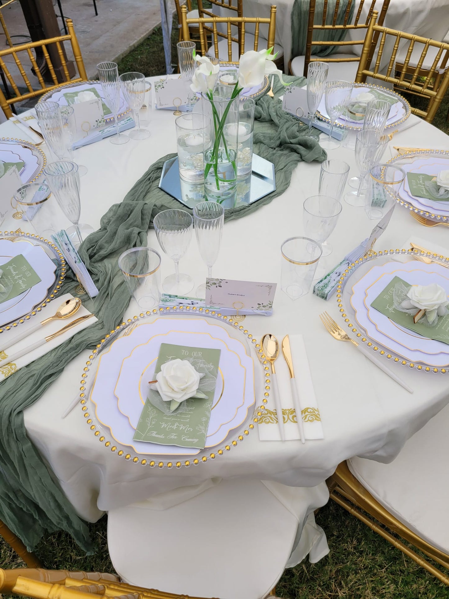 Set of 20 Gold and White Plastic Plates